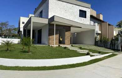 Imagem: A casa possui 3 Dormitórios, 4 Banheiros, 2 Vagas na garagem