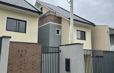 Imagem: A casa possui 3 Dormitórios, 3 Banheiros, 2 Vagas na garagem