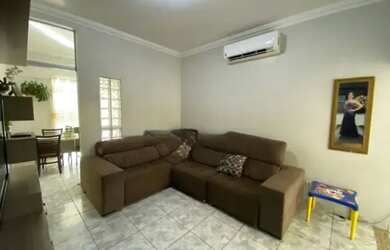 Imagem: A casa possui 3 Dormitórios, 2 Banheiros, 2 Vagas na garagem