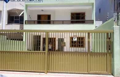 Imagem: A casa possui 4 Dormitórios, 2 Banheiros, 3 Vagas na garagem