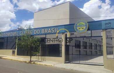 Imagem: O depósito possui 5 Vagas na garagem e 300m² de Área e está