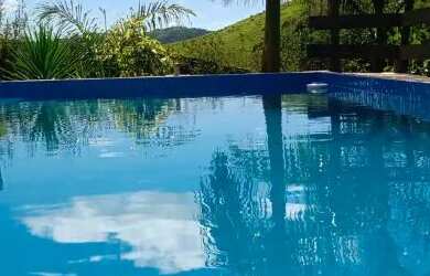 Imagem: A pousada chalé possui 3 Dormitórios, Acomodam 12 pessoas