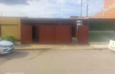 Imagem: A casa possui 3 Dormitórios, 2 Banheiros, 2 Vagas na garagem