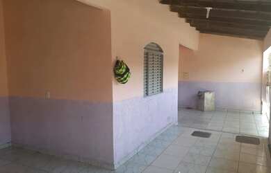 Imagem: A casa possui 3 Dormitórios, 3 Banheiros, 2 Vagas na garagem