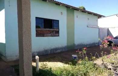 Imagem: A casa possui 2 Dormitórios, 1 Banheiro e 1 Vaga na garagem