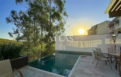 Imagem: A casa possui 4 Dormitórios, 5 Banheiros, 4 Vagas na garagem