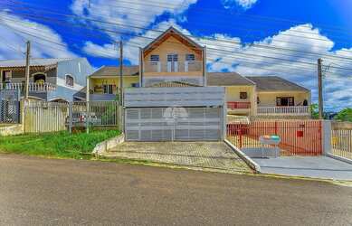 Imagem: A casa possui 3 Dormitórios, 4 Banheiros, 4 Vagas na garagem