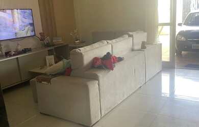 Imagem: A casa possui 3 Dormitórios, 3 Banheiros e 2 Vagas na garagem