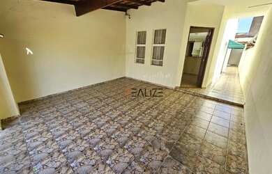 Imagem: A casa possui 2 Dormitórios, 2 Banheiros, 2 Vagas na garagem