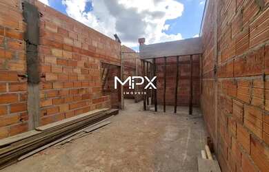 Imagem: A casa possui 3 Dormitórios, 4 Banheiros, 2 Vagas na garagem