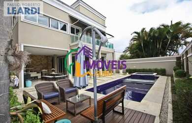 Imagem: A casa em condomínio possui 4 Dormitórios, 4 Banheiros, 5