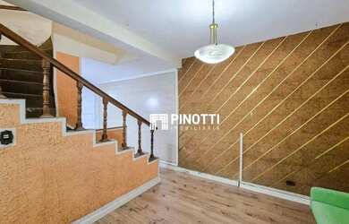 Imagem: A casa possui 2 Dormitórios, 2 Banheiros, 2 Vagas na garagem