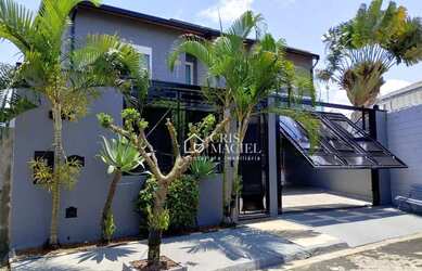 Imagem: A casa possui 3 Dormitórios, 4 Banheiros, 4 Vagas na garagem