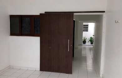 Imagem: A casa possui 3 Dormitórios, 3 Banheiros, 1 Vaga na garagem