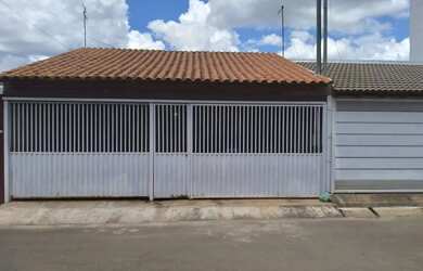 Imagem: A casa possui 3 Dormitórios, 1 Banheiro, 2 Vagas na garagem