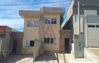 Imagem: A casa possui 2 Dormitórios, 2 Banheiros, 1 Vaga na garagem