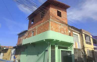 Imagem: A casa possui 4 Dormitórios, 2 Banheiros, 1 Vaga na garagem