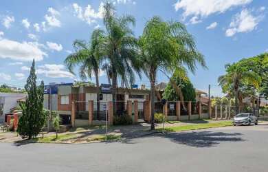 Imagem: A casa possui 5 Dormitórios, 4 Banheiros, 2 Vagas na garagem