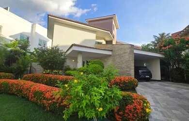 Imagem: A casa possui 4 Dormitórios, 5 Banheiros, 4 Vagas na garagem