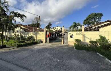 Imagem: A casa possui 3 Dormitórios, 2 Banheiros, 1 Vaga na garagem