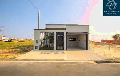 Imagem: A casa possui 3 Dormitórios, 1 Banheiro, 1 Vaga na garagem