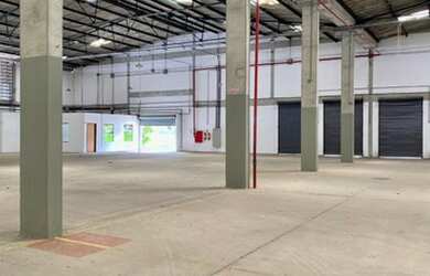 Imagem: O depósito possui 5 Vagas na garagem, 1.600m² de Área e