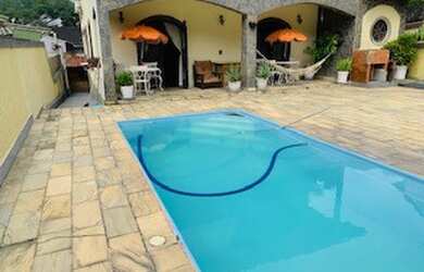 Imagem: A casa em condomínio possui 3 Dormitórios, 2 Banheiros, 4