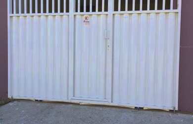 Imagem: A casa possui 2 Dormitórios, 1 Banheiro, 1 Vaga na garagem