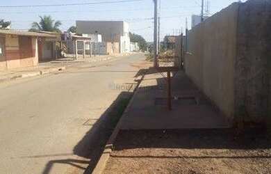 Imagem: A casa possui 2 Dormitórios, 2 Banheiros, 2 Vagas na garagem