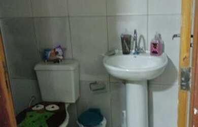 Imagem: A casa possui 2 Dormitórios, 2 Banheiros, 2 Vagas na garagem