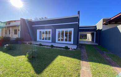 Imagem: A casa possui 3 Dormitórios, 3 Banheiros, 4 Vagas na garagem