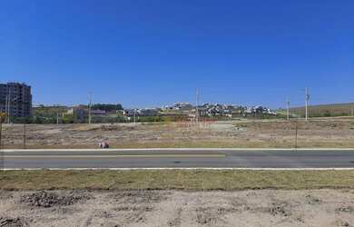 Imagem: O terreno à venda possui e está localizado em Loteamento