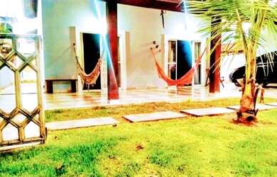 Imagem: A casa possui 3 Dormitórios, 2 Banheiros, 2 Vagas na garagem