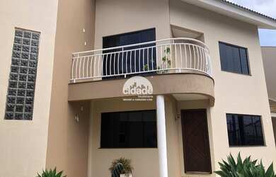 Imagem: A casa possui 3 Dormitórios, 3 Banheiros, 4 Vagas na garagem