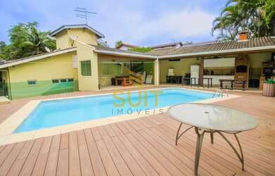 Imagem: A casa possui 4 Dormitórios, 4 Banheiros, 4 Vagas na garagem