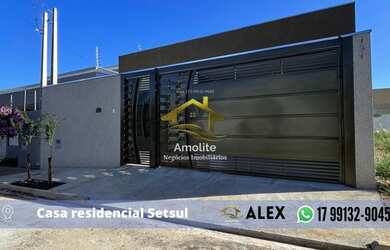 Imagem: A casa possui 3 Dormitórios, 2 Banheiros, 4 Vagas na garagem