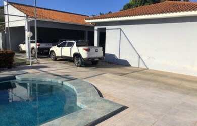 Imagem: A casa possui 4 Dormitórios, 4 Banheiros, 4 Vagas na garagem