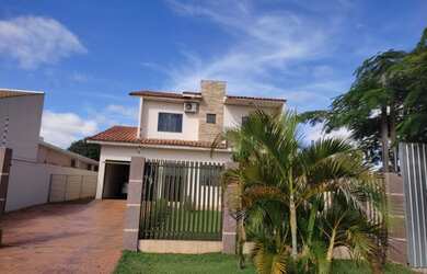 Imagem: A casa possui 5 Dormitórios, 3 Banheiros, 4 Vagas na garagem