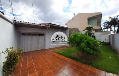 Imagem: A casa possui 3 Dormitórios, 2 Banheiros, 3 Vagas na garagem