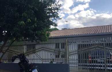 Imagem: A casa possui 3 Dormitórios, 2 Banheiros, 2 Vagas na garagem