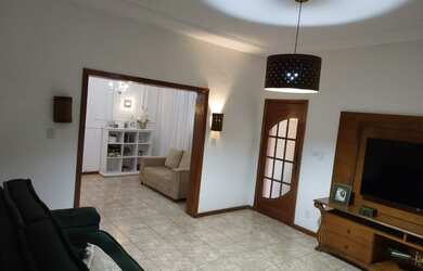 Imagem: A casa possui 3 Dormitórios, 3 Banheiros, 1 Vaga na garagem