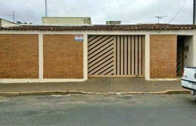 Imagem: A casa e possui 3 Dormitórios, Suítes, 1 Banheiro, 1 Vaga