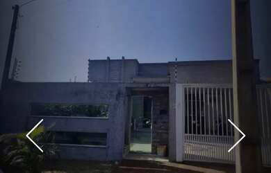 Imagem: A casa possui 4 Dormitórios, 3 Banheiros, 2 Vagas na garagem