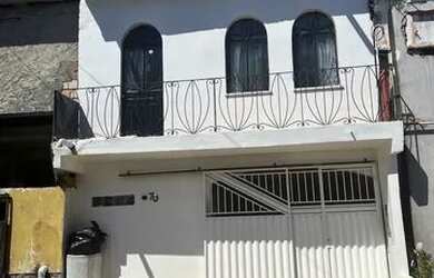 Imagem: A casa possui 4 Dormitórios, 4 Banheiros, 1 Vaga na garagem