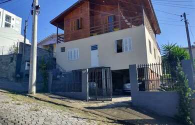 Imagem: A casa possui 5 Dormitórios, 3 Banheiros, 3 Vagas na garagem