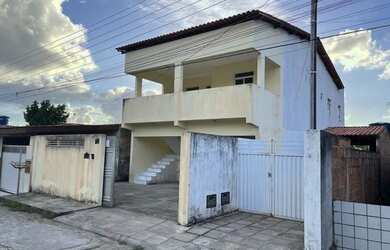 Imagem: A casa possui 3 Dormitórios, 2 Banheiros, 3 Vagas na garagem