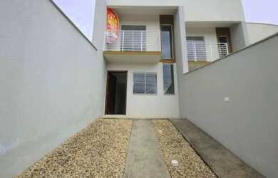 Imagem: A casa possui 2 Dormitórios, 2 Banheiros, 2 Vagas na garagem