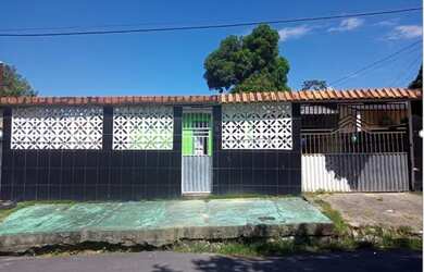 Imagem: A casa possui 3 Dormitórios, 1 Banheiro, 4 Vagas na garagem