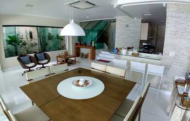 Imagem: A casa possui 5 Dormitórios, 5 Banheiros, 3 Vagas na garagem