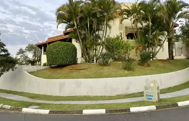 Imagem: A casa possui 3 Dormitórios, 3 Banheiros, 2 Vagas na garagem